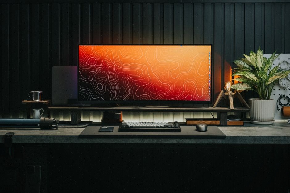 Téléviseur Mini LED 144 Hz installé dans un salon moderne