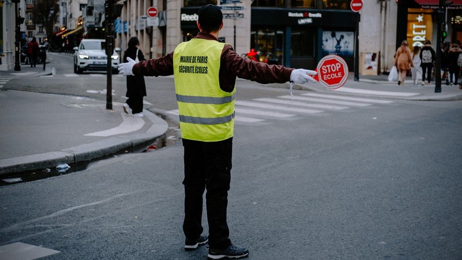 Ingénieurs vérifiant les garde-fous de sécurité pour agents IA