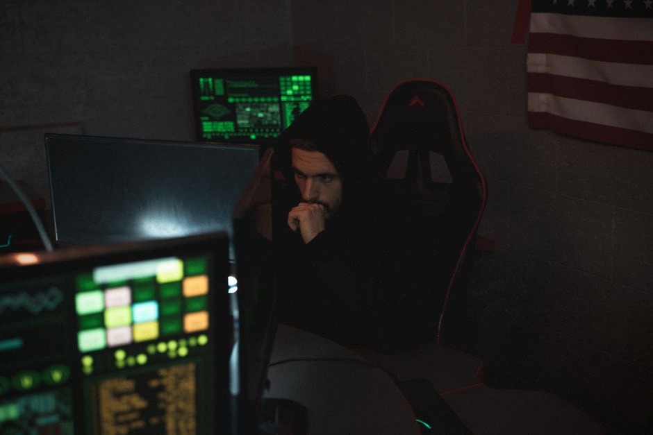 Analyste surveillant les risques cyber liés à GPT-6 Astra
