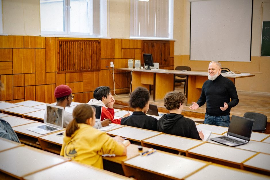 Enseignant genevois utilisant l’intelligence artificielle avec des élèves en classe