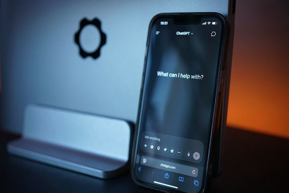 Sessions ChatGPT mémorisées sur ordinateur et smartphone modernes