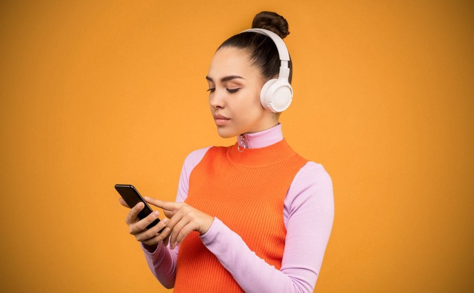 Curatrice de playlist face aux nouveaux titres créés avec IA