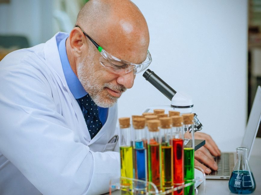 Chercheur examinant des rapports IA sans auteur identifié