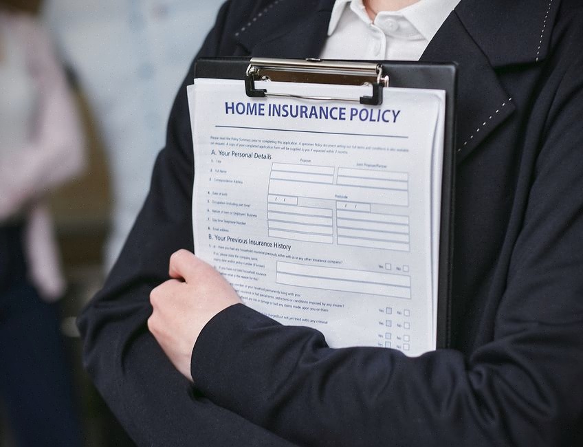 Assuré structurant une réclamation assurance avec un outil d’IA